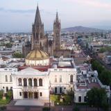 Vista aerea en la que se aprecian el paraninfo de la Universidad de Guadalajara y el Templo Expiatorio